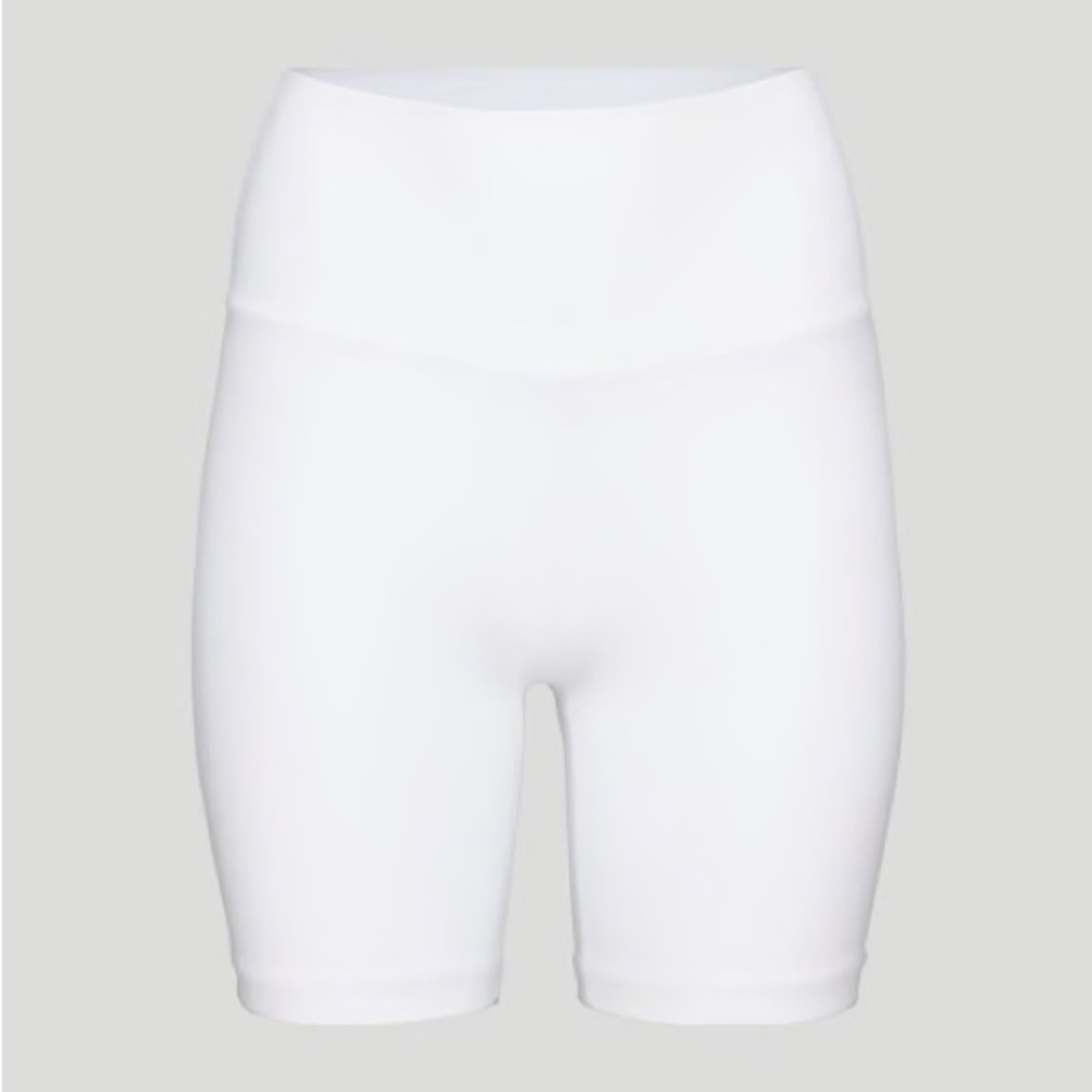 NWOT ARITZIA TnAction
TnaSLICK™ Atmosphere Hi-Rise 7" Short